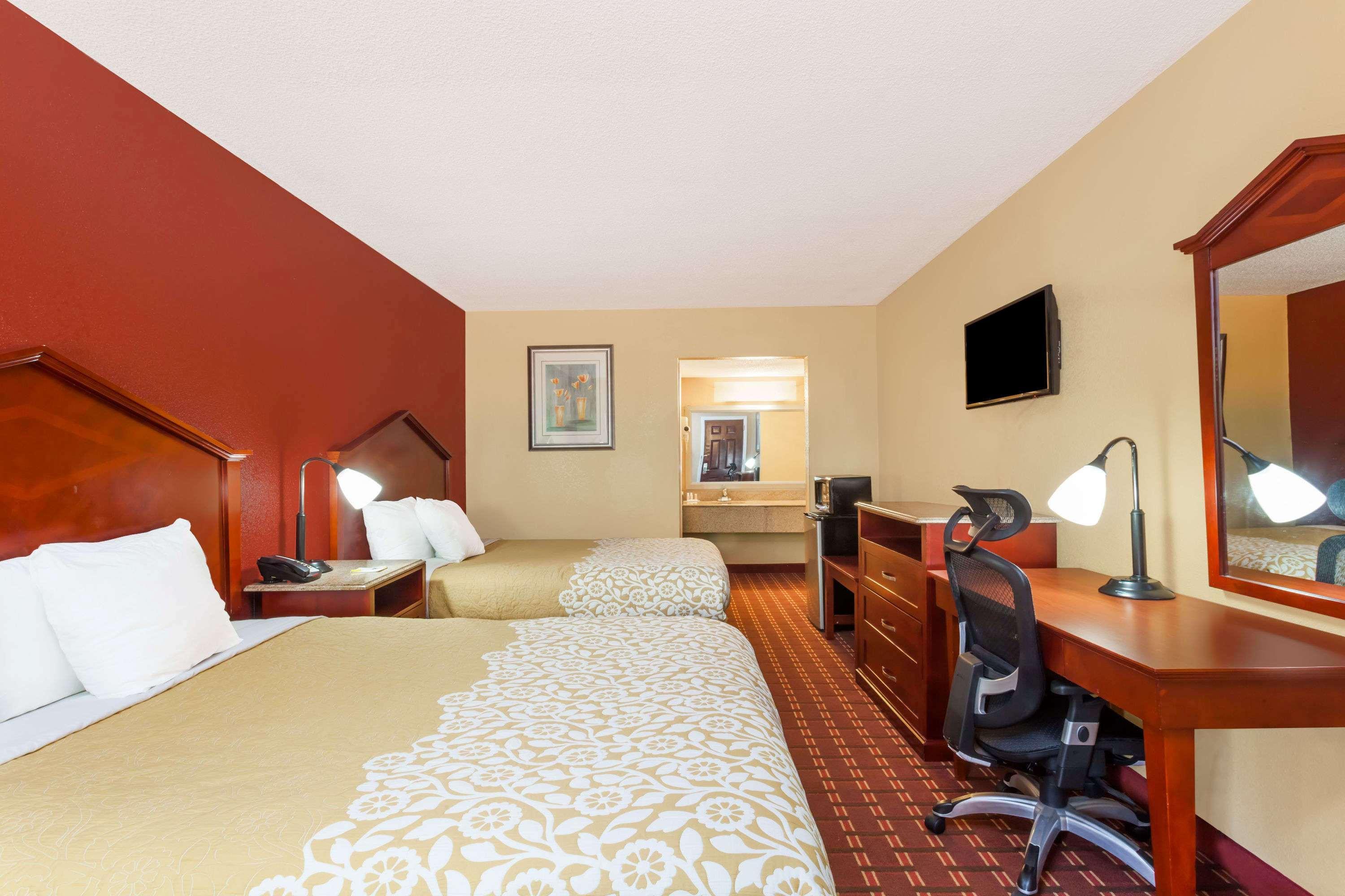 Days Inn By Wyndham Columbia Exterior photo