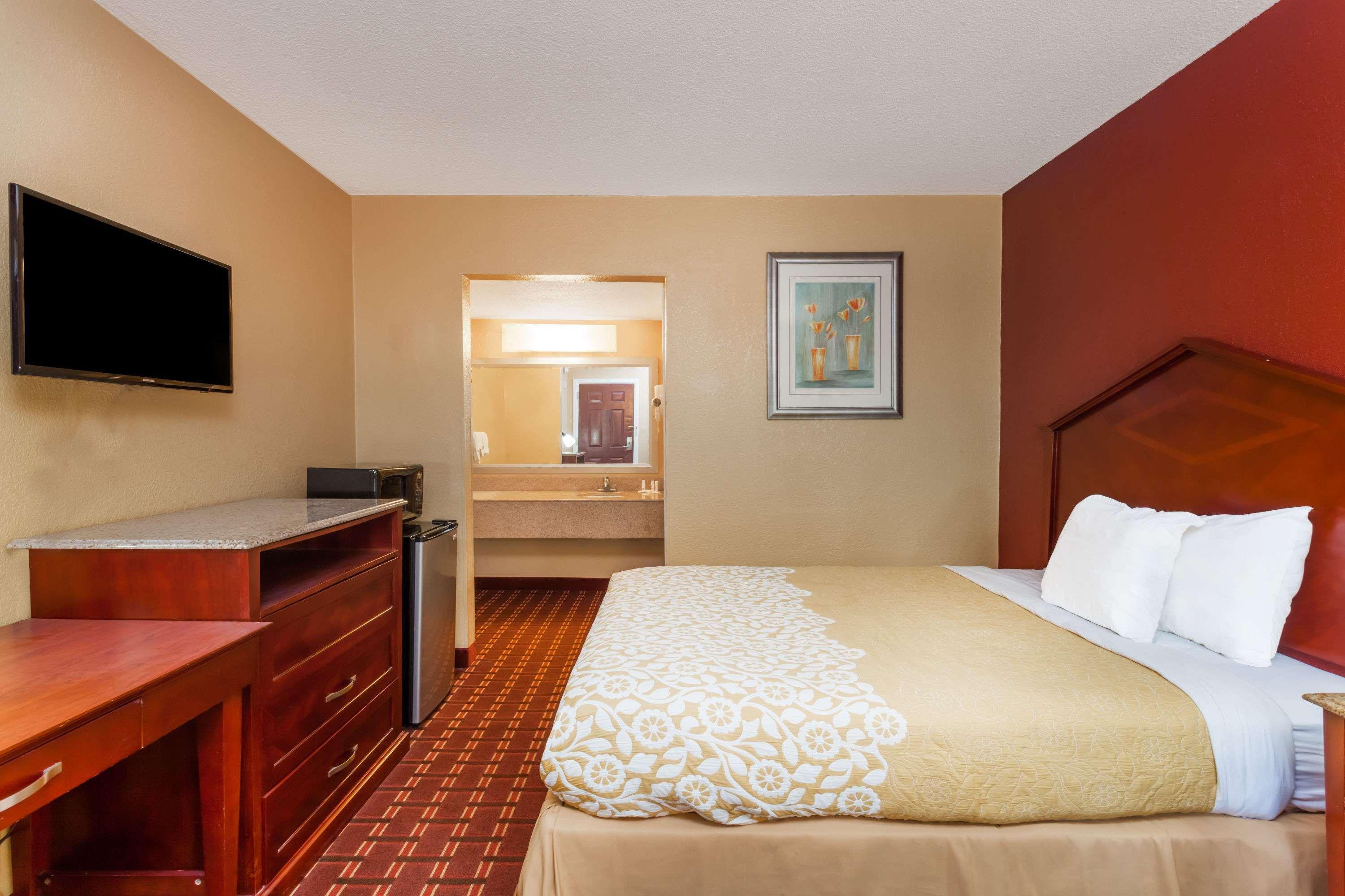 Days Inn By Wyndham Columbia Exterior photo