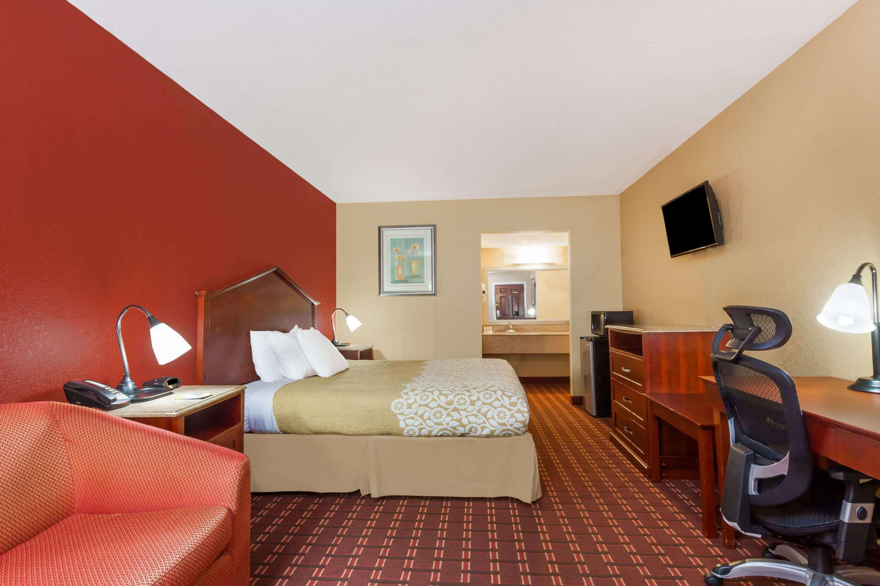 Days Inn By Wyndham Columbia Exterior photo