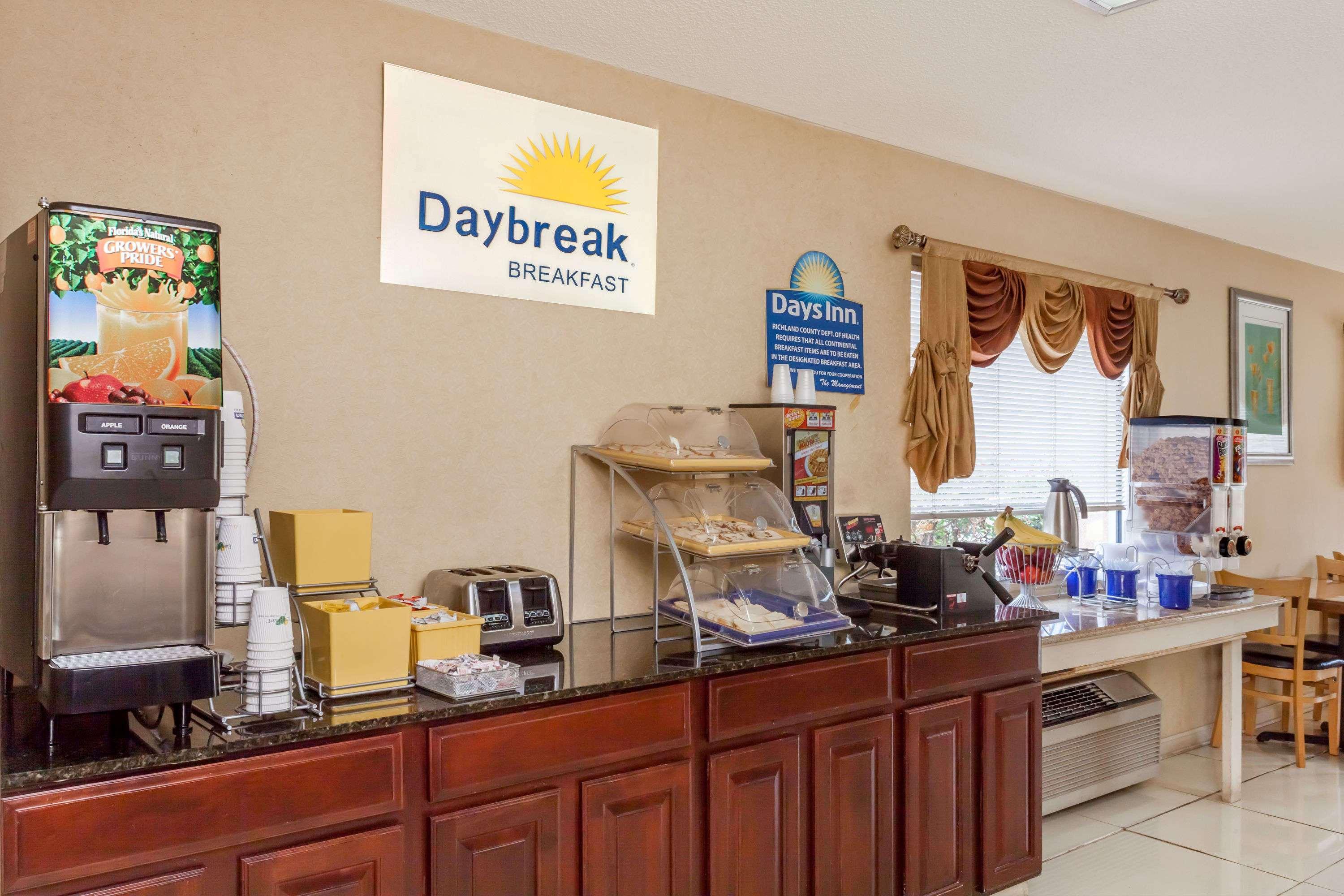 Days Inn By Wyndham Columbia Exterior photo